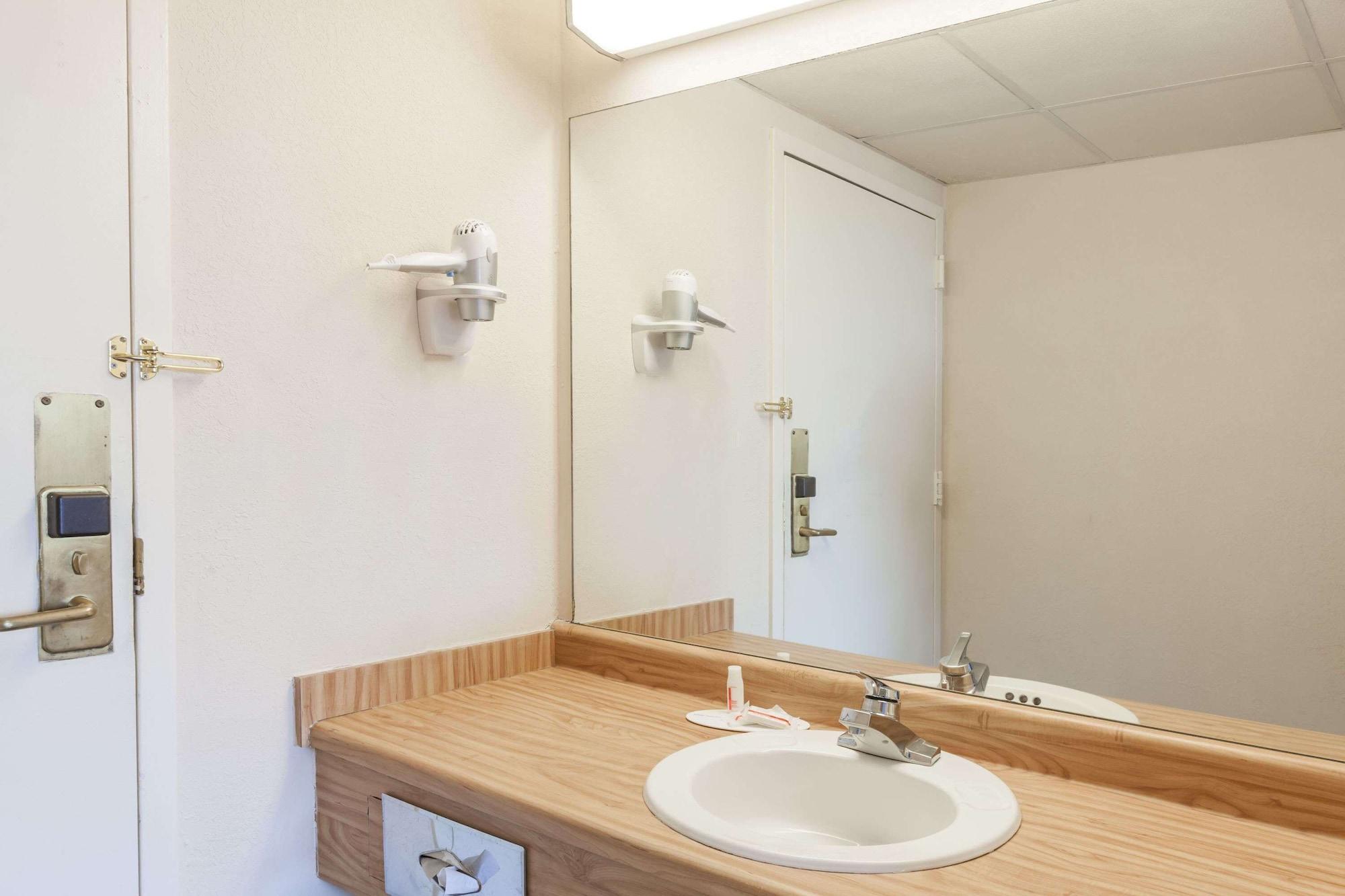 Days Inn Syracuse East Syracuse Zewnętrze zdjęcie